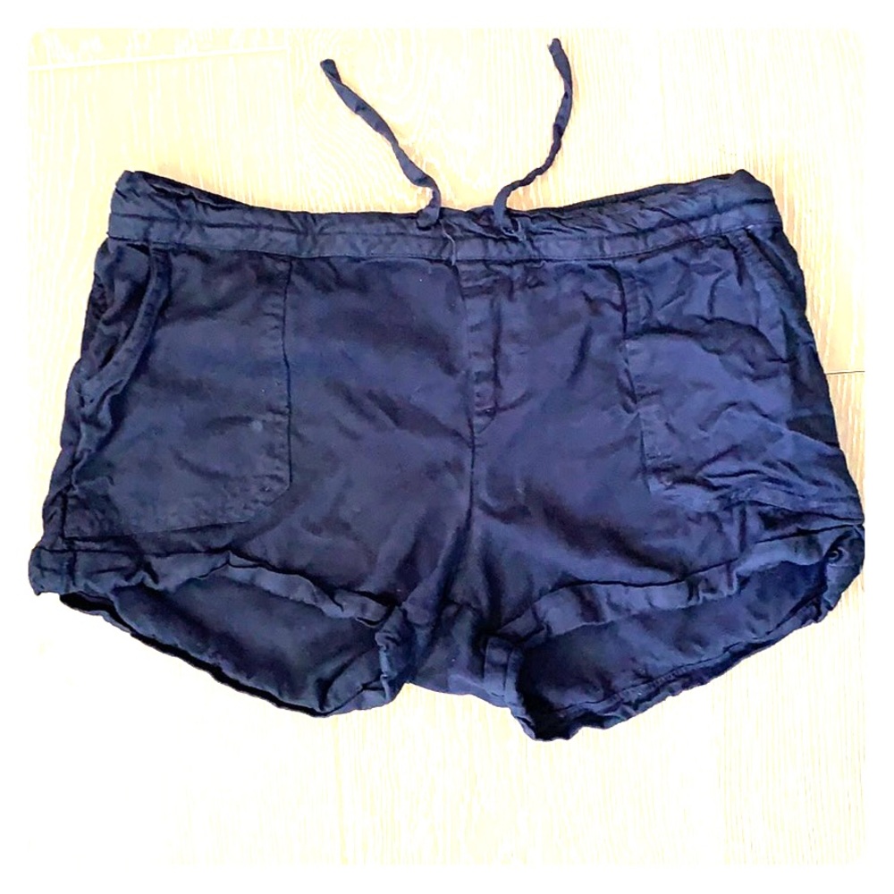 Cute navy blue shorts!